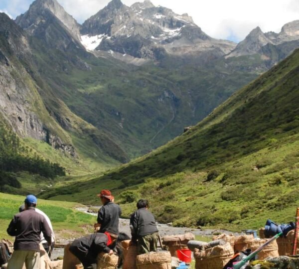 Trekking-in-Bhutan-800x960